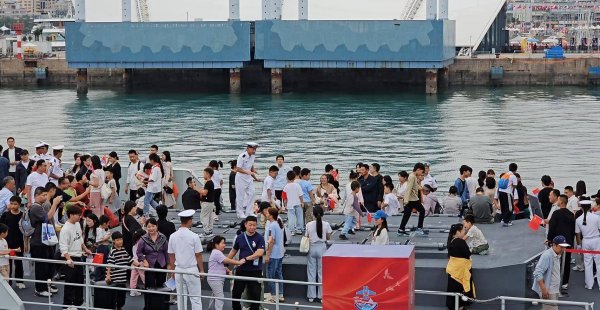 点点策略网 海军开放日现场现“稚子跳格”：孩子们在军舰导弹发射井上蹦蹦跳跳，北海舰队太“宠娃”了