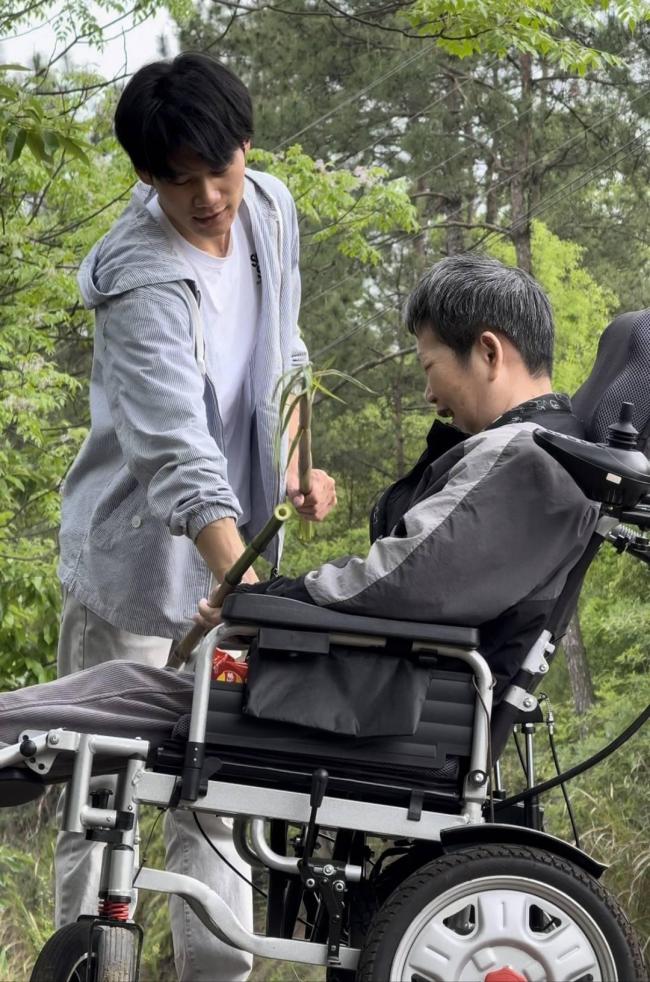 小伙改造房车带瘫痪母亲周游全国 孝心之旅启程