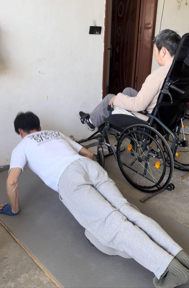 小伙改造房车带瘫痪母亲周游全国 孝心之旅启程