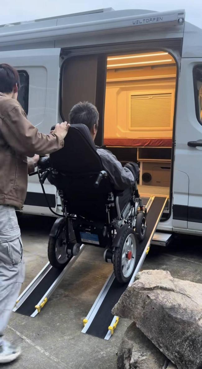 小伙改造房车带瘫痪母亲周游全国 孝心之旅启程