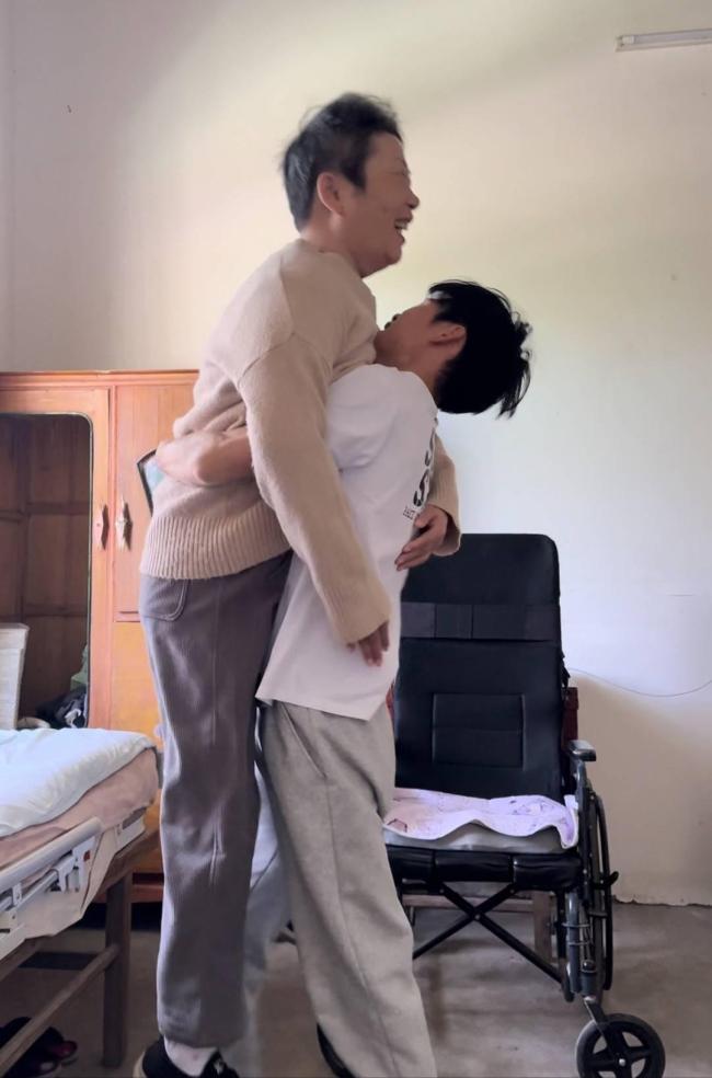 小伙改造房车带瘫痪母亲周游全国 孝心之旅启程