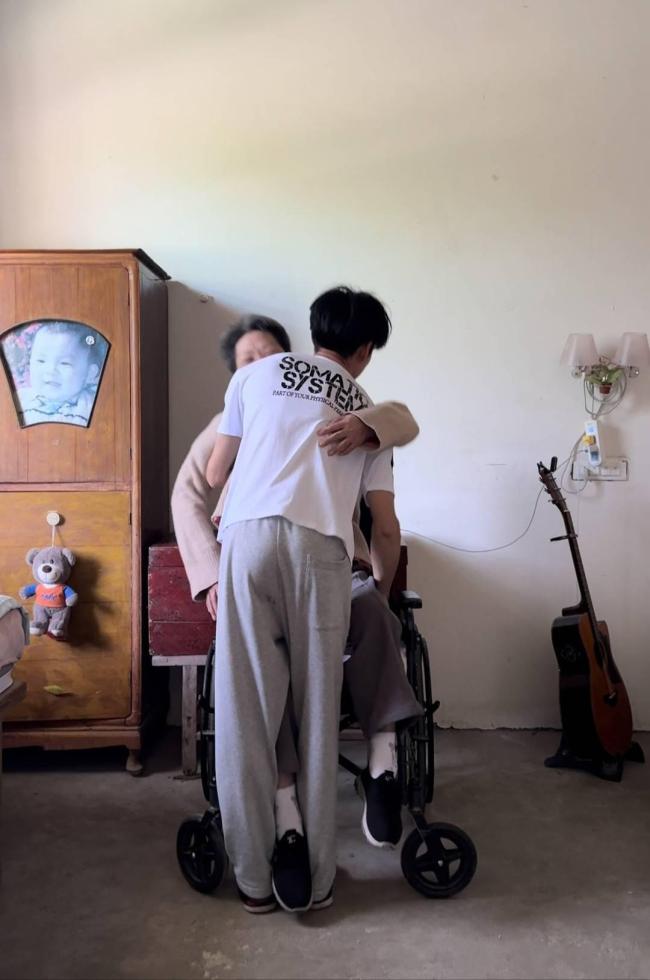 小伙改造房车带瘫痪母亲周游全国 孝心之旅启程