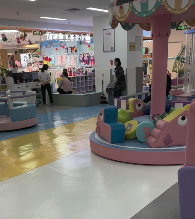 男童游乐场摔伤 家长索祛疤费遭拒 安全隐患引争议