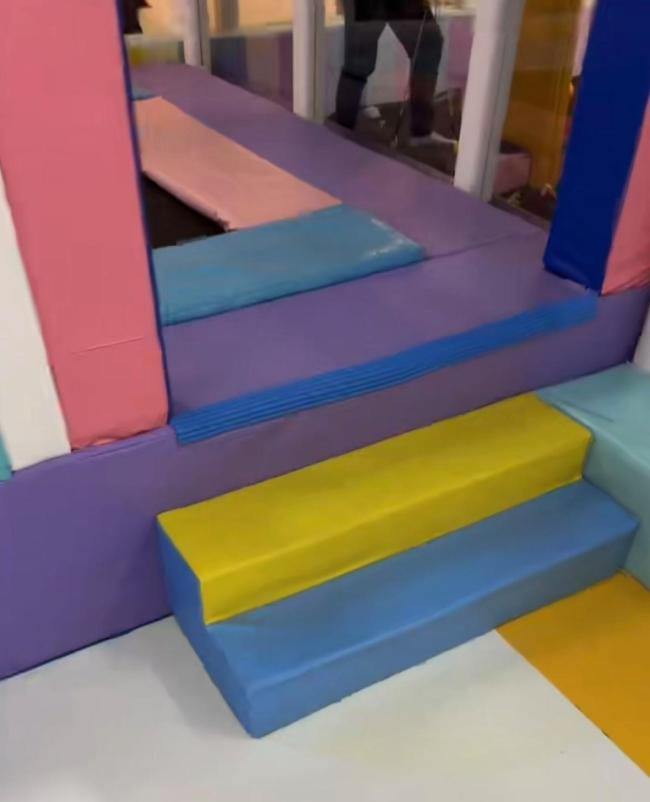 男童游乐场摔伤 家长索祛疤费遭拒 安全隐患引争议